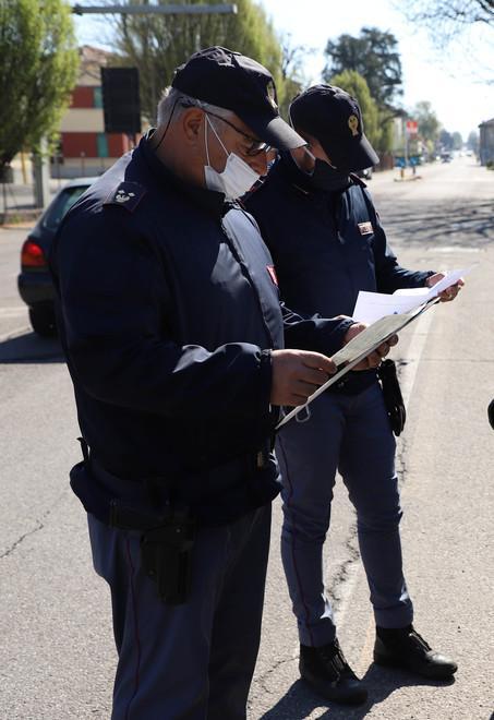 Deve stare in quarantena ma lo fermano al volante