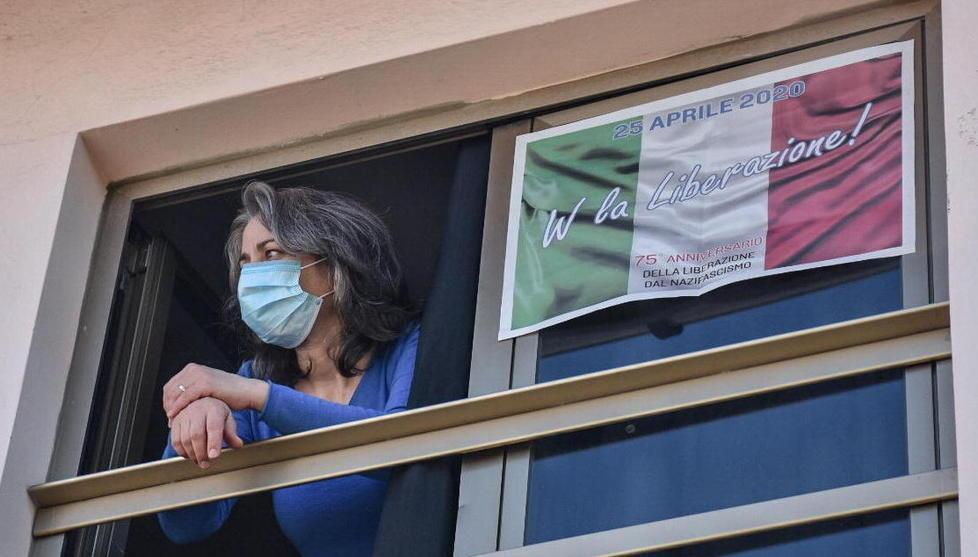 Nella foto, di Michele Silvestri: la finestra di una casa di Livorno. Sul vetro c’è la doppia pagina del Tirreno, stampata in ogni edizione del giornale per proporre ai lettori di esporla, celebrando questo 25 Aprile come una grande piazza virtuale e condivisa