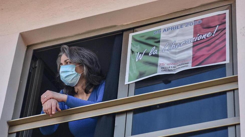Nella foto, di Michele Silvestri: la finestra di una casa di Livorno. Sul vetro c’è la doppia pagina del Tirreno, stampata in ogni edizione del giornale per proporre ai lettori di esporla, celebrando questo 25 Aprile come una grande piazza virtuale e condivisa