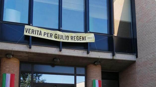 «Un atto politico, non una bravata Cavriago lo condanna e lotta»