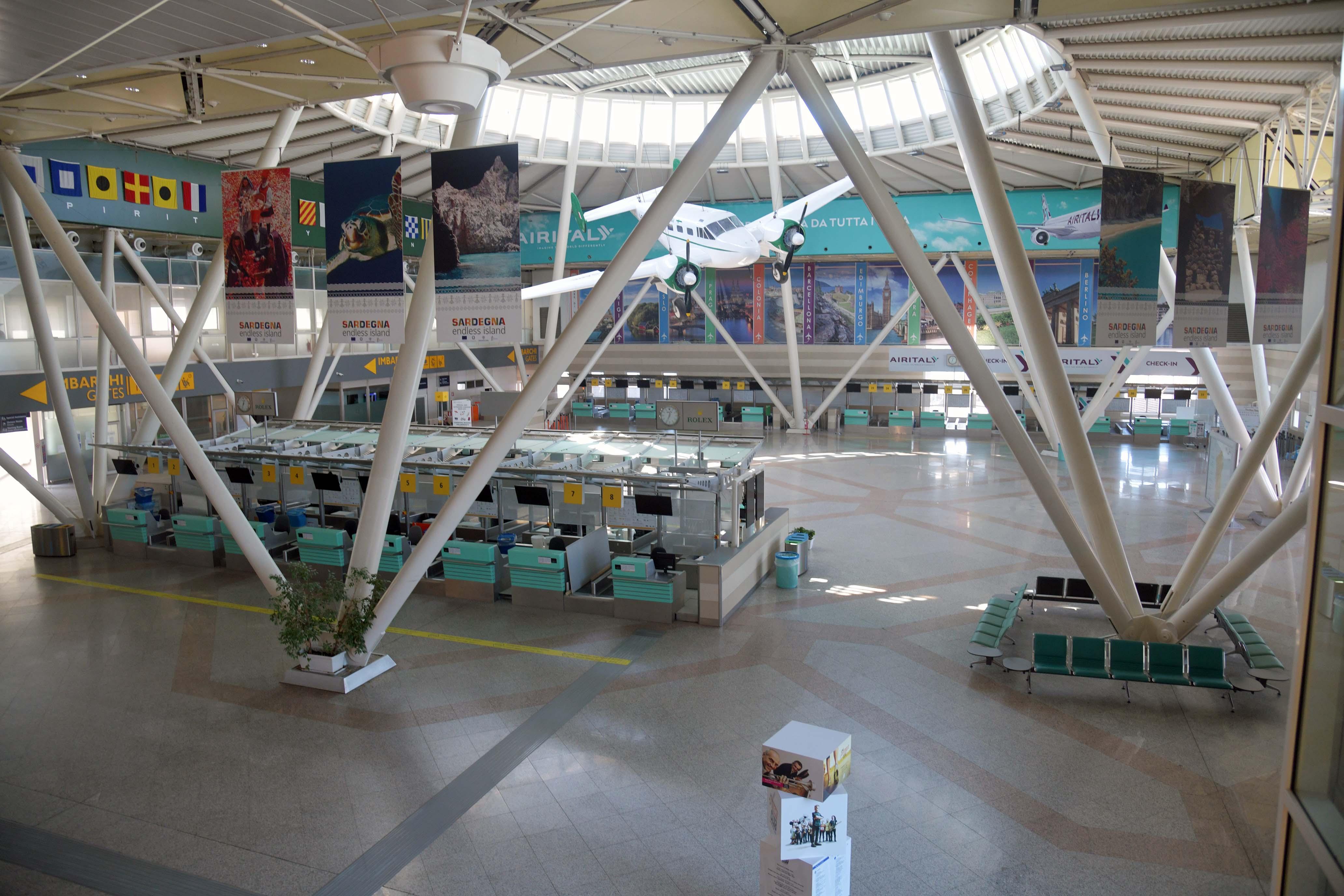 L'interno dell'aeroporto di Olbia desolatamente vuoto  (foto giovanna sanna)