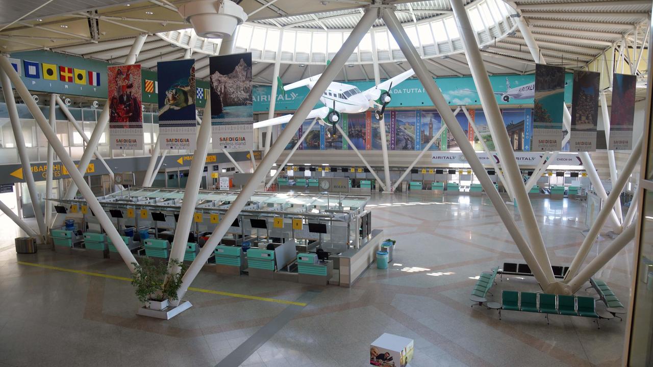 L'interno dell'aeroporto di Olbia desolatamente vuoto (foto giovanna sanna)