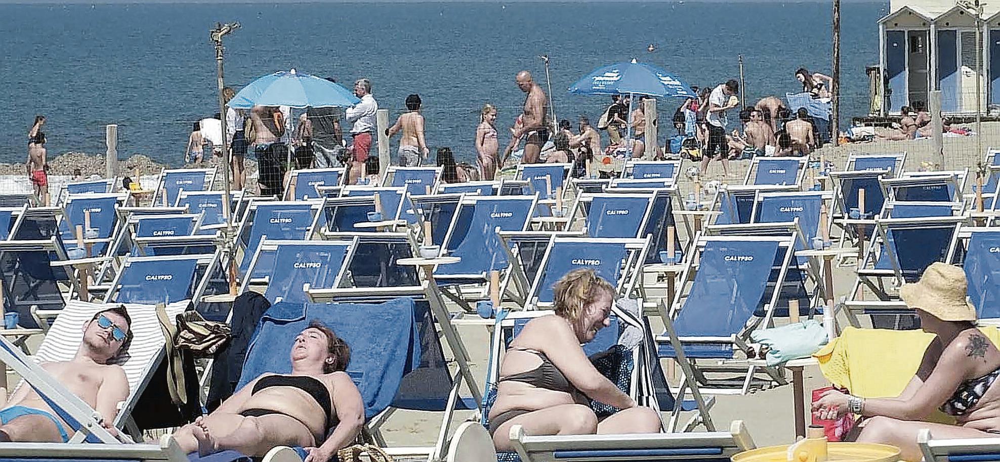 Il mare dal Calambrone a Tirrenia: meno ombrelloni, più regole ma non si prevedono rincari 