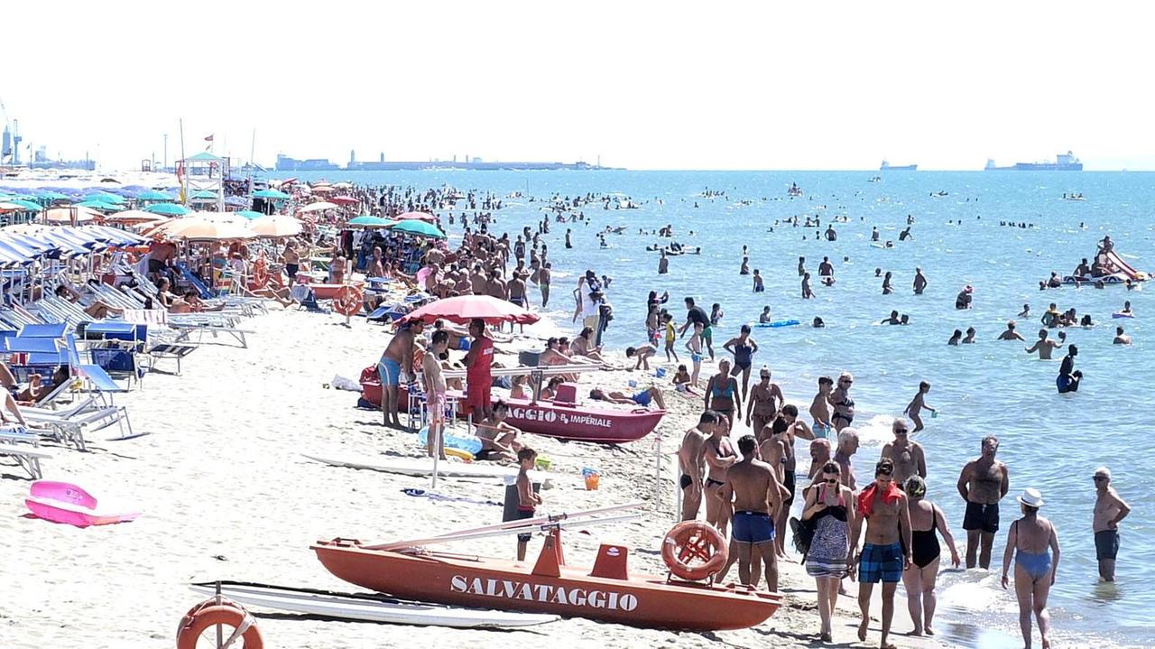 Al mare sul litorale pisano: sconti, ipotesi di regole e i dubbi dei balneari