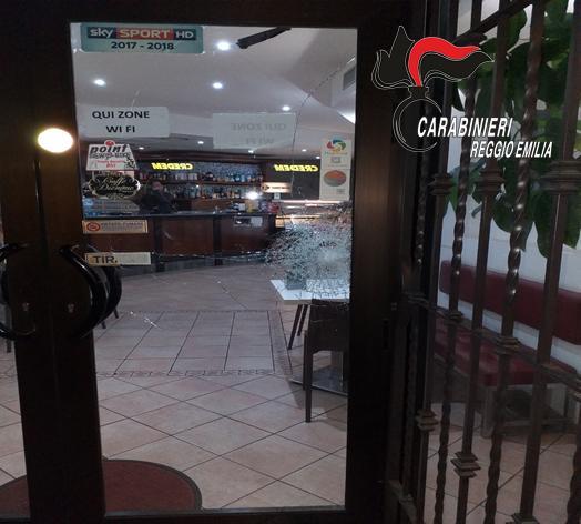 La vetrata del bar di Quattro Castella sfondata dalla pietra