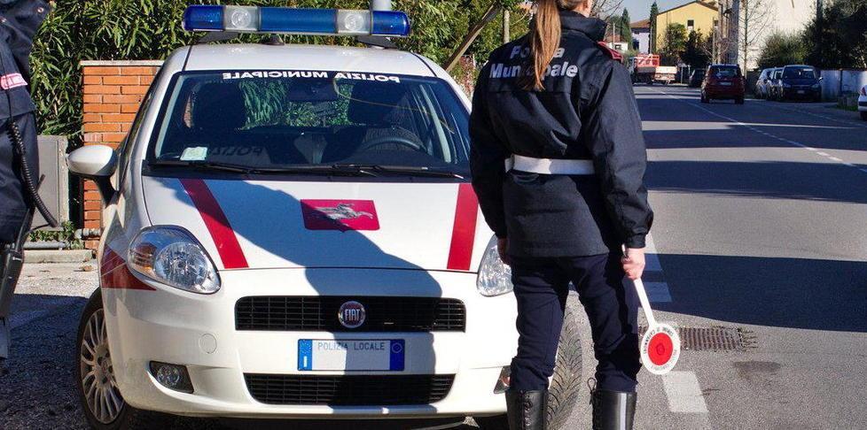 Espone la bandiera della Rsi fascista, arrivano i vigili 