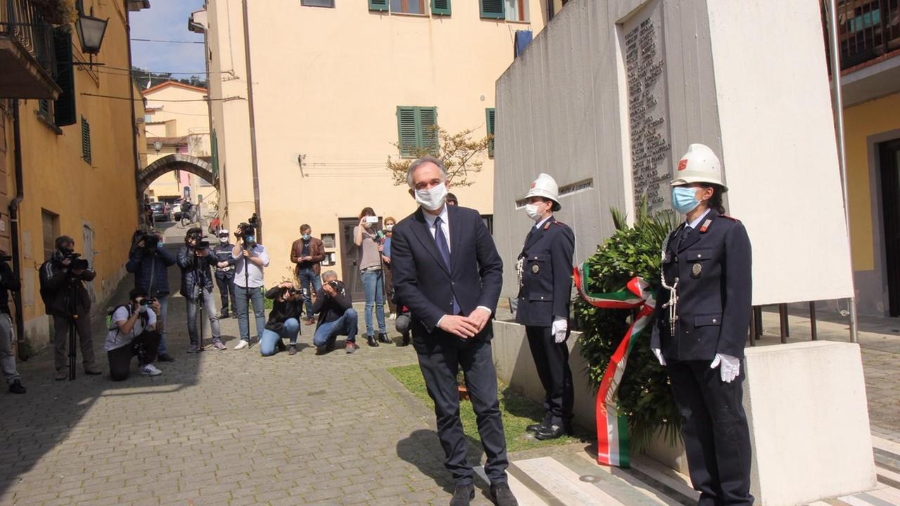 Enrico Rossi davanti al monumento che ricorda i 29 Martiri di Figline (foto Batavia)