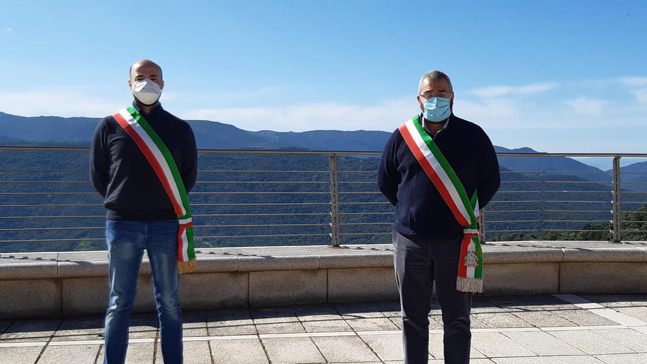 I sindaci Carboni (Nughedu) e Deiana (Botigiadas)