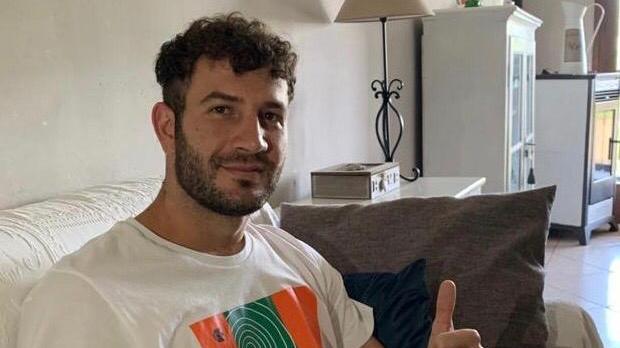 Alessandro Favalli a casa sua dove ha appreso di essere clinicamente guarito dal Covid-19