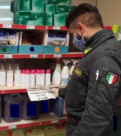 Blitz della Finanza: sapone venduto come disinfettante