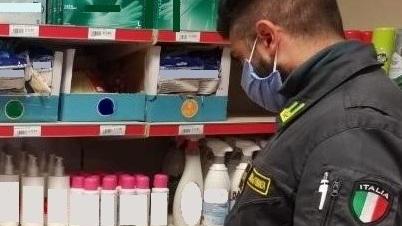 Blitz della Finanza: sapone venduto come disinfettante