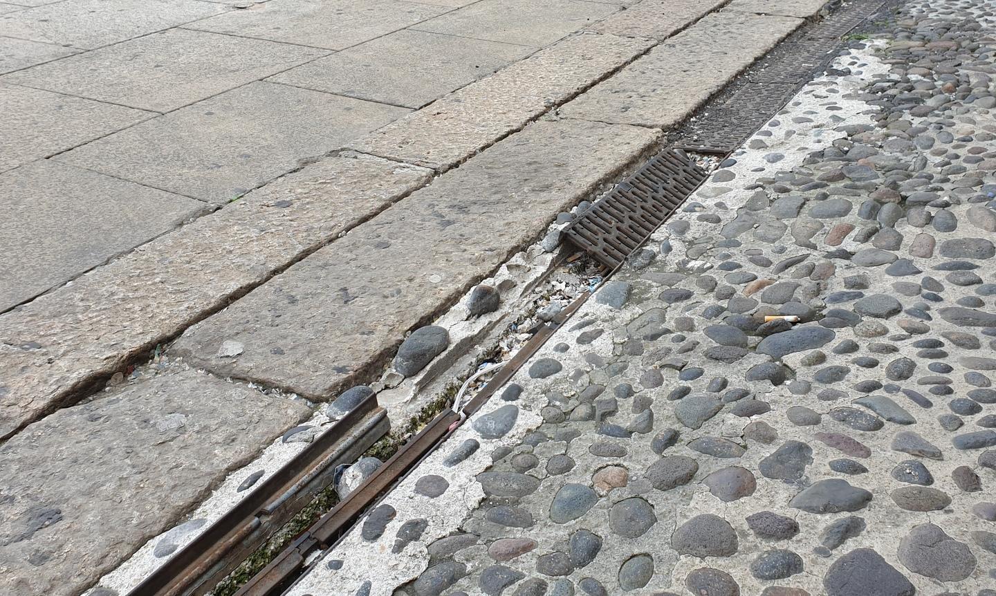 Caditoia pericolosa in piazza d’Italia