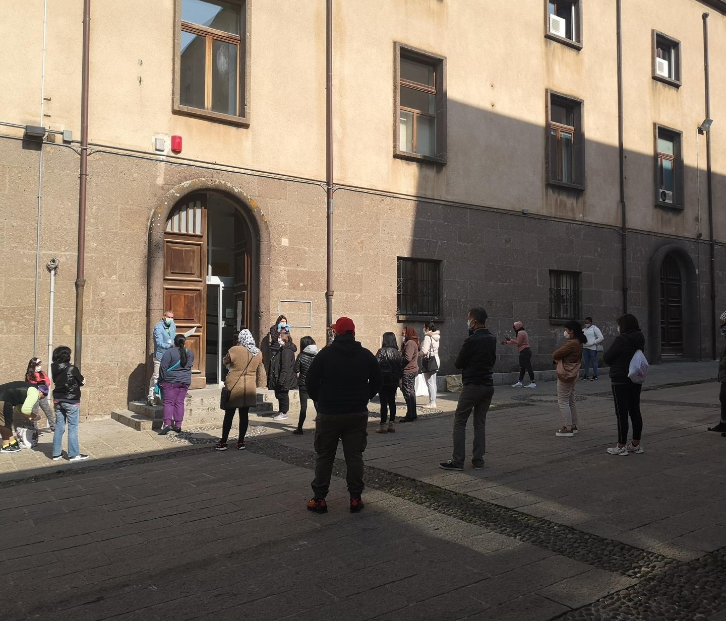 Aiuti, migliaia di domande per bonus e buoni spesa 