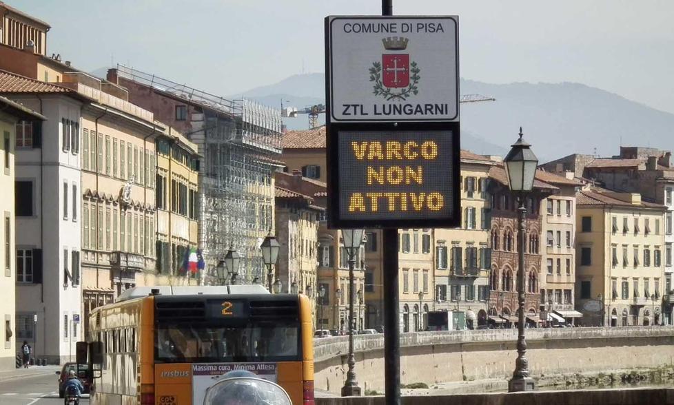 Pisa, la Ztl torna attiva ma non sui lungarni. Gratuiti o scontati i parcheggi del centro 