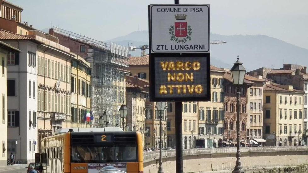 Pisa, la Ztl torna attiva ma non sui lungarni. Gratuiti o scontati i parcheggi del centro