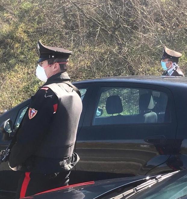 Carabinieri in un posto di blocco (foto d'archivio)