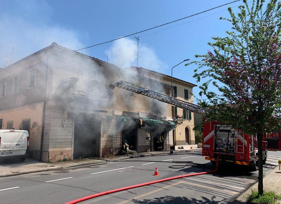 Negozio distrutto dal fuoco Momenti di paura a Fornaci 