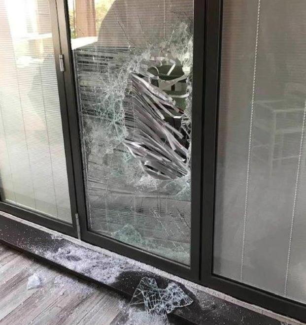 Trovano la vetrata di nuovo spaccata dopo il furto nell’hotel 