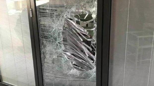 Trovano la vetrata di nuovo spaccata dopo il furto nell’hotel