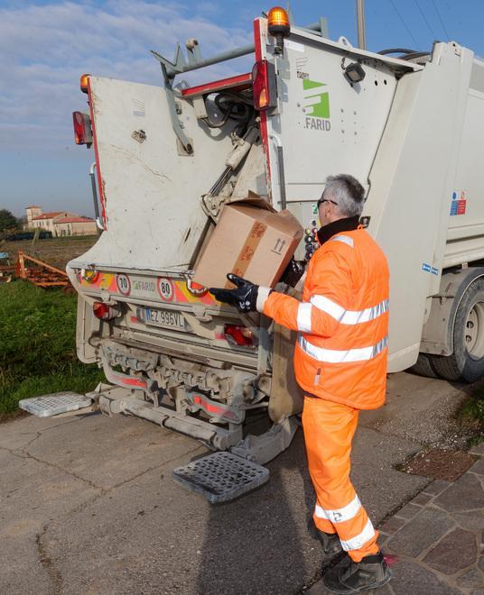 Sacchetti di rifiuti non ritirati Il sindaco richiama Clara 