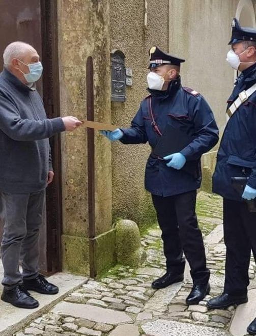 Senza più soldi chiede cibo ai carabinieri Dalla telefonata d’aiuto scatta “l’adozione”