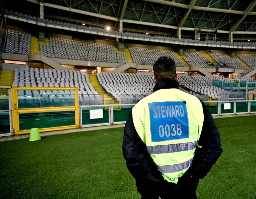 Il calcio si inventa asettico per ripartire mascherine, termometri e niente docce 