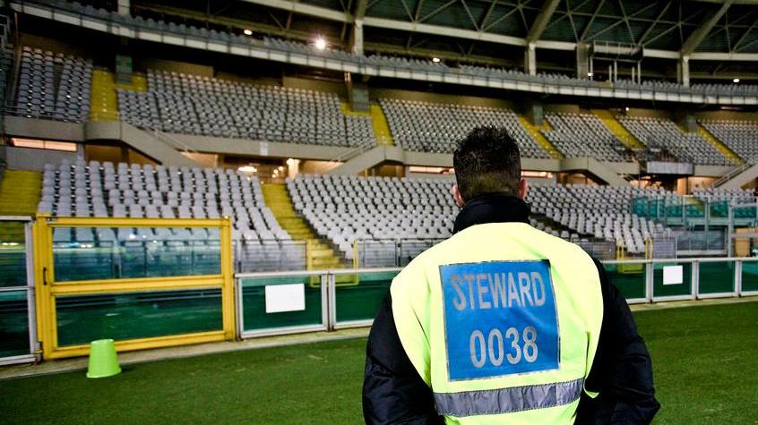 Il calcio si inventa asettico per ripartire mascherine, termometri e niente docce