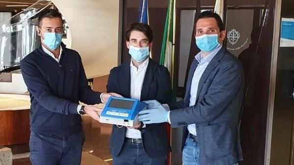 Imprenditore dona al Comune il macchinario per i test Covid