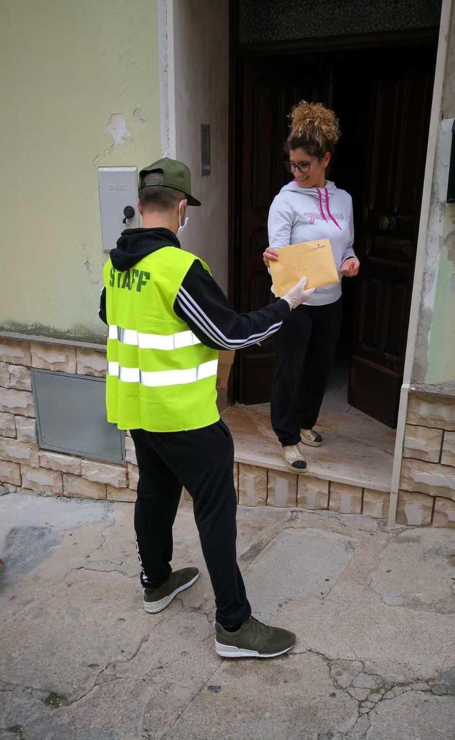 Il Comune compra 700 mascherine e sanifica le strade
