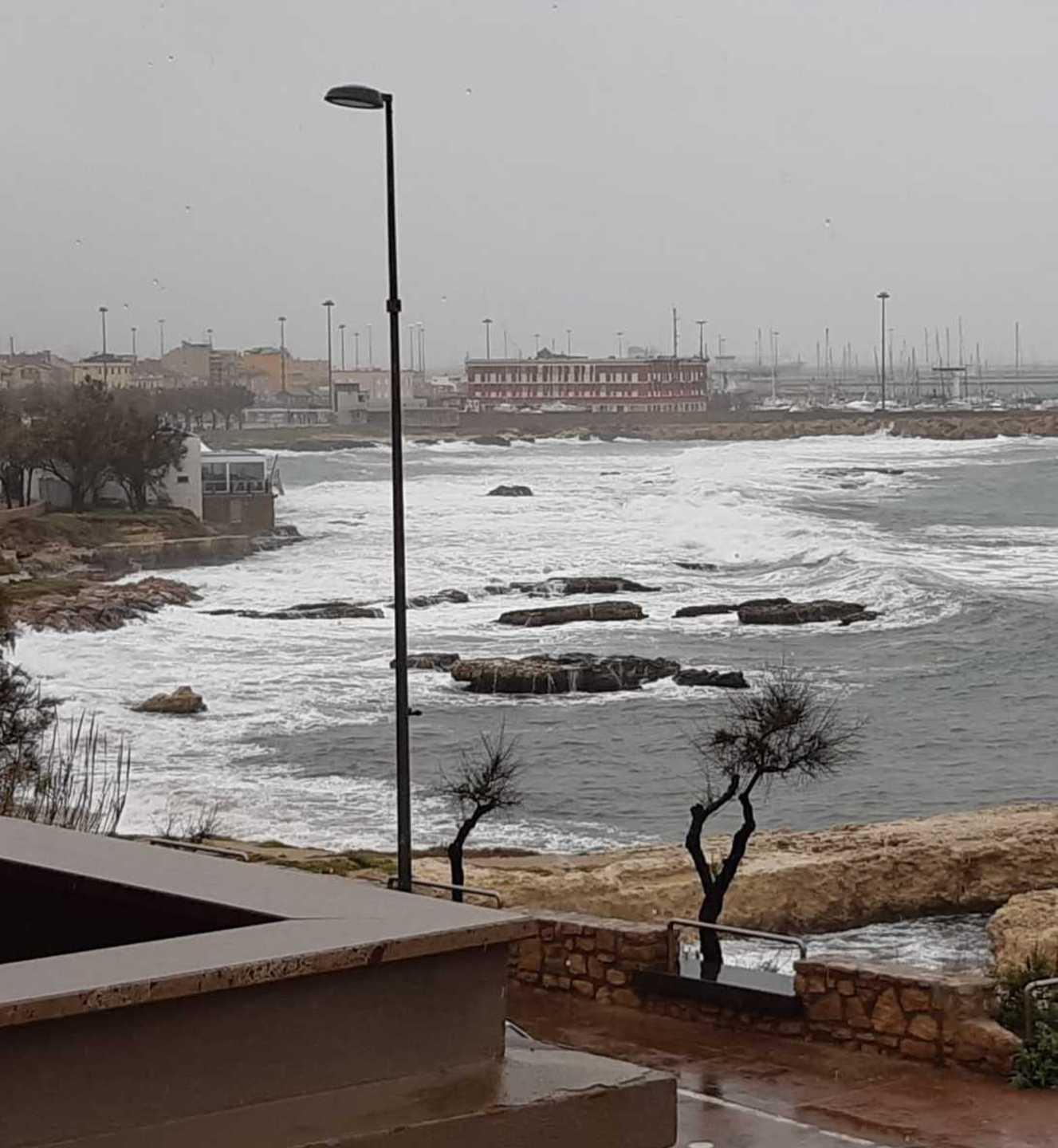 Le mareggiate minano costa e... turismo 