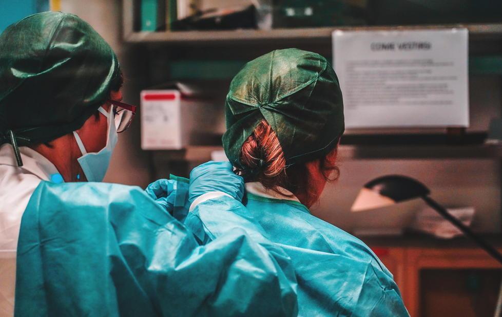 La mamma medico: «Costretta a non vedere più mio figlio per lavorare in ospedale» 