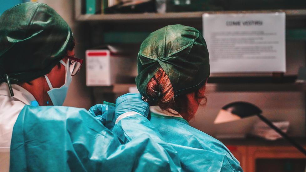 La mamma medico: «Costretta a non vedere più mio figlio per lavorare in ospedale»