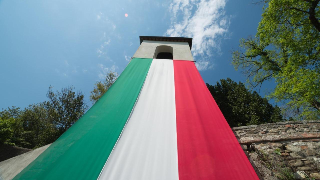 La bandiera tricolore lungo il campano della Rocca di Carmignano