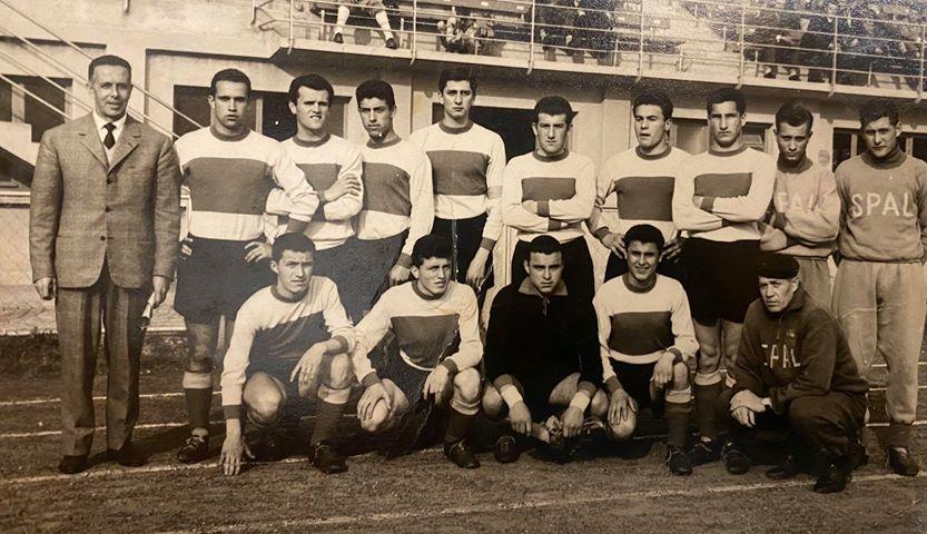 Spal, campionato 1956/1957: Roberto Padovani, in piedi, è il quinto da sinistra