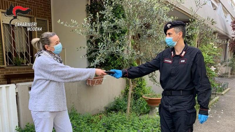 Modena, trova portafoglio pieno di soldi: lo dà ai carabinieri