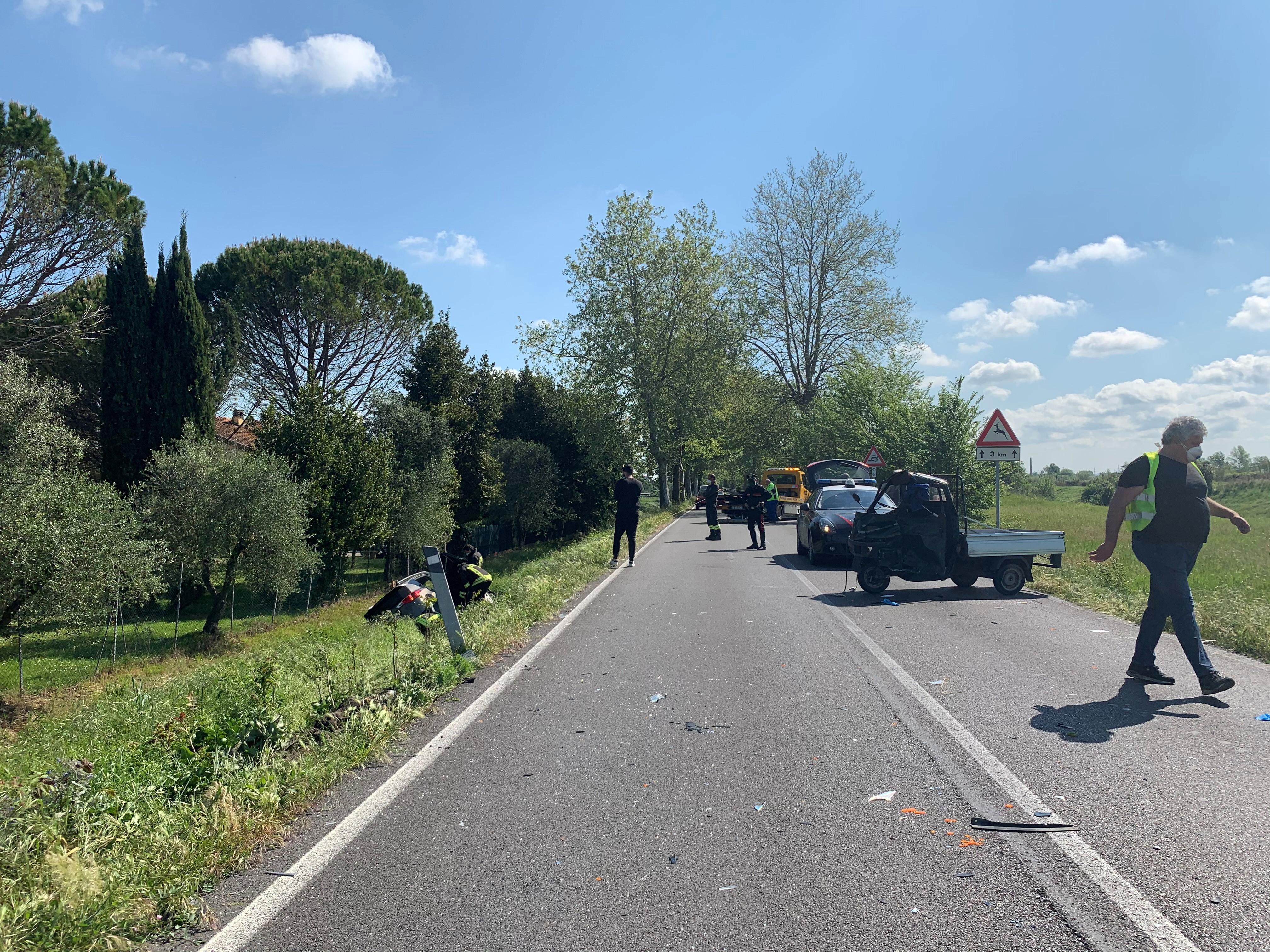 Scontro ad un incrocio: grave il conducente di un Ape