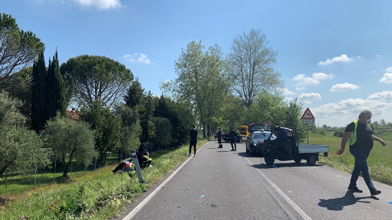 Scontro ad un incrocio: grave il conducente di un Ape