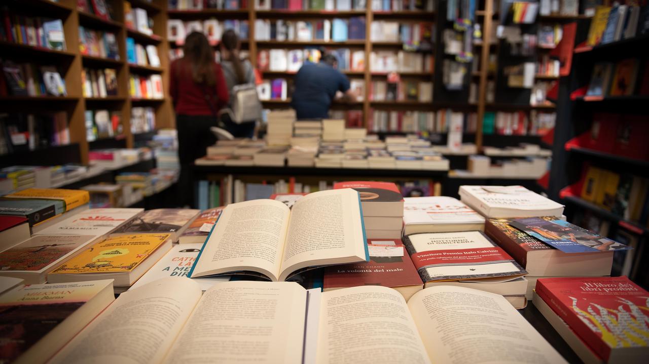 L'importanza di quei libri sullo sfondo