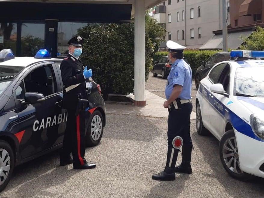 Carpi, vuole gettarsi dal quinto piano: salvato