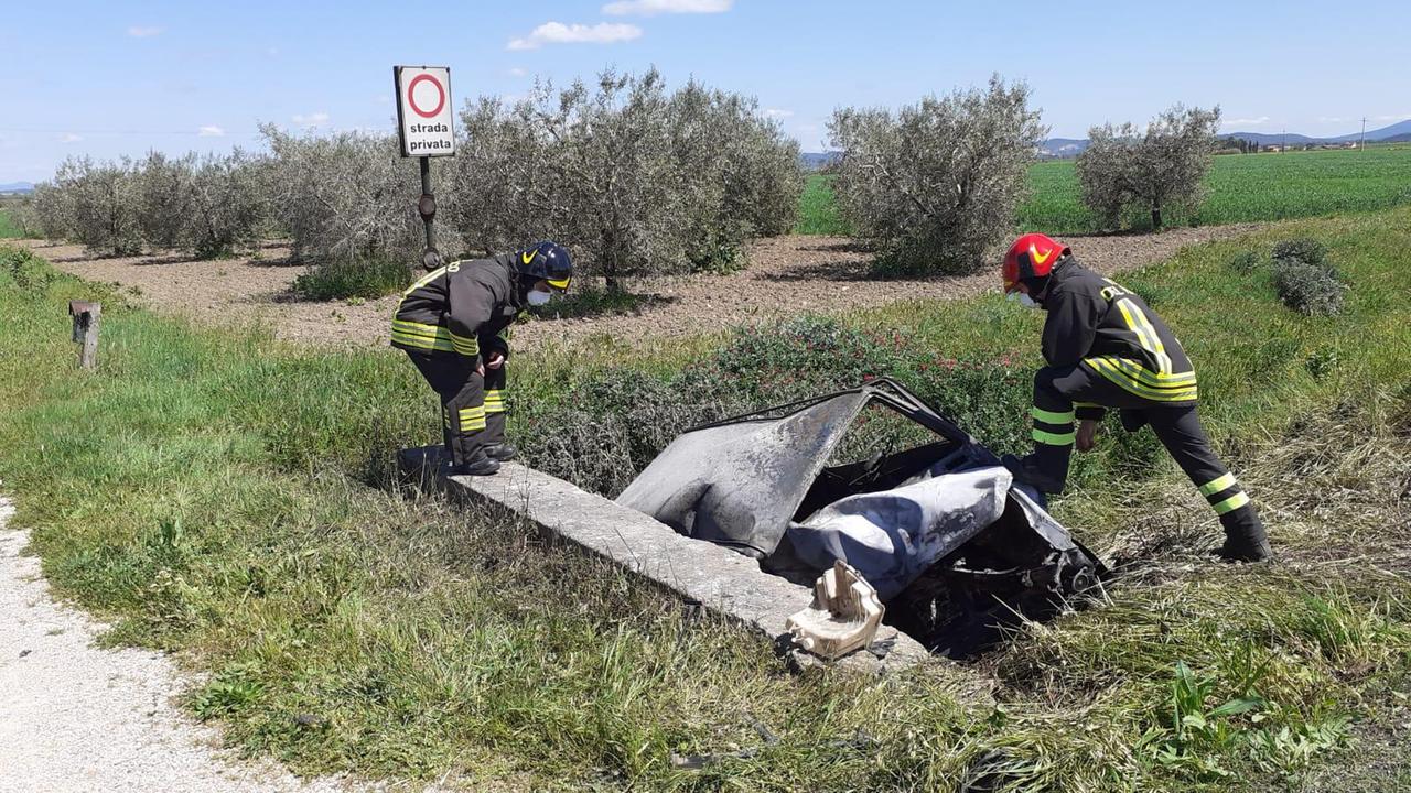 Fuori strada con l'auto, giovane muore carbonizzato
