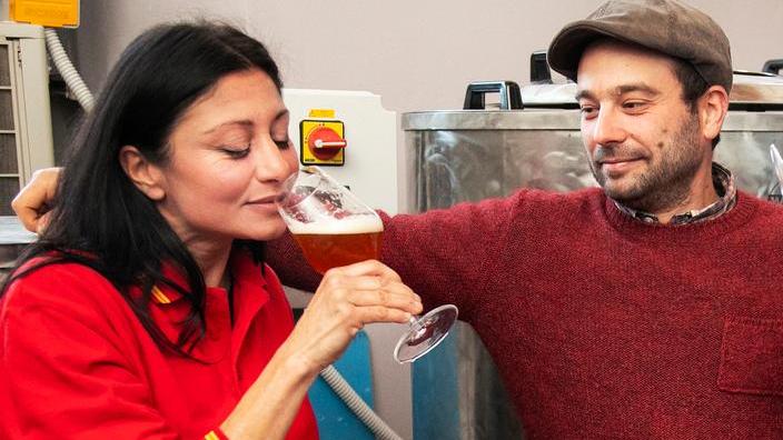 Ugo Contini Bonacossi orgoglioso di far assaggiare la sua birra (foto scattata prima dell'inizio dell'emergenza coronavirus)
