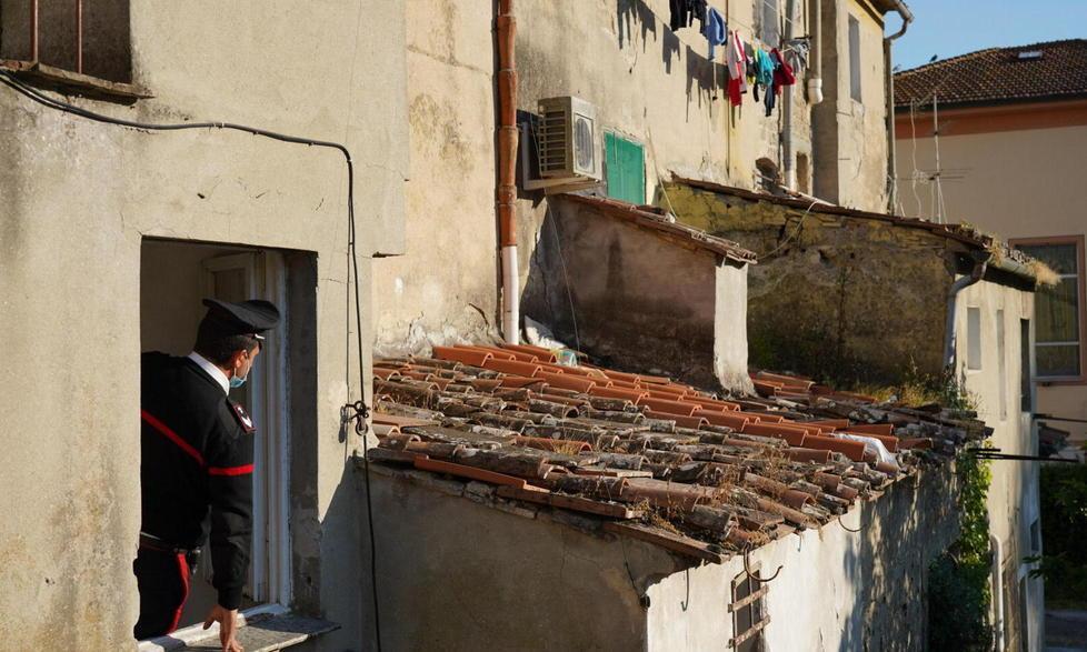 Precipitano dalla finestra madre e figlia di appena 14 mesi 