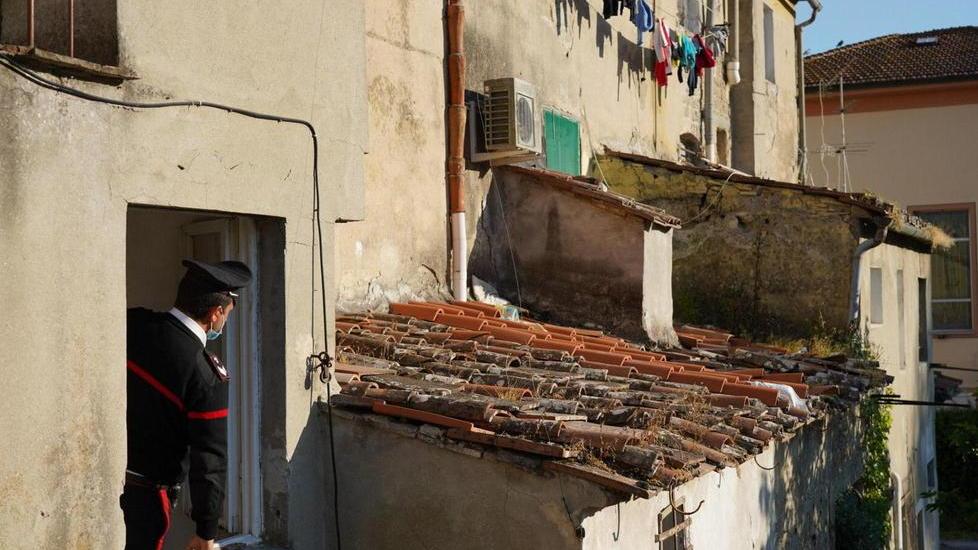 Precipitano dalla finestra madre e figlia di appena 14 mesi