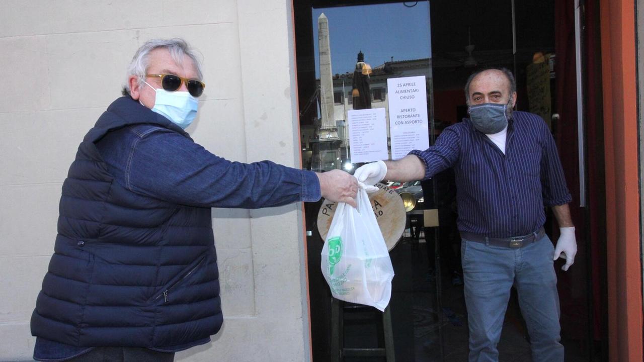 Consegna di cibo da asporto ai "Francescaioli" di piazza San Francesco