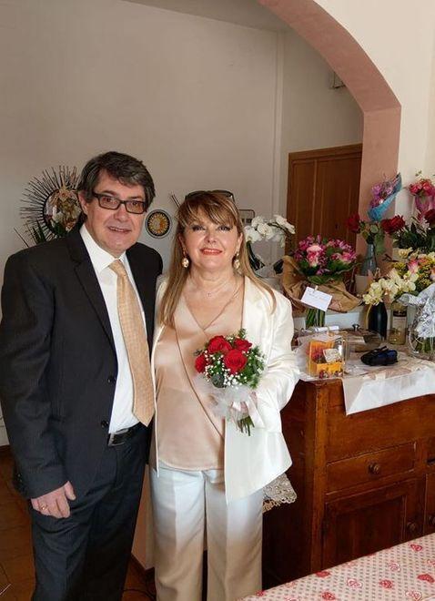 La coppia all'interno del loro appartamento dopo il matrimonio a Palazzo dei Priori davanti a pochi intimi