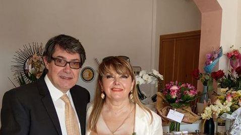 La coppia all'interno del loro appartamento dopo il matrimonio a Palazzo dei Priori davanti a pochi intimi