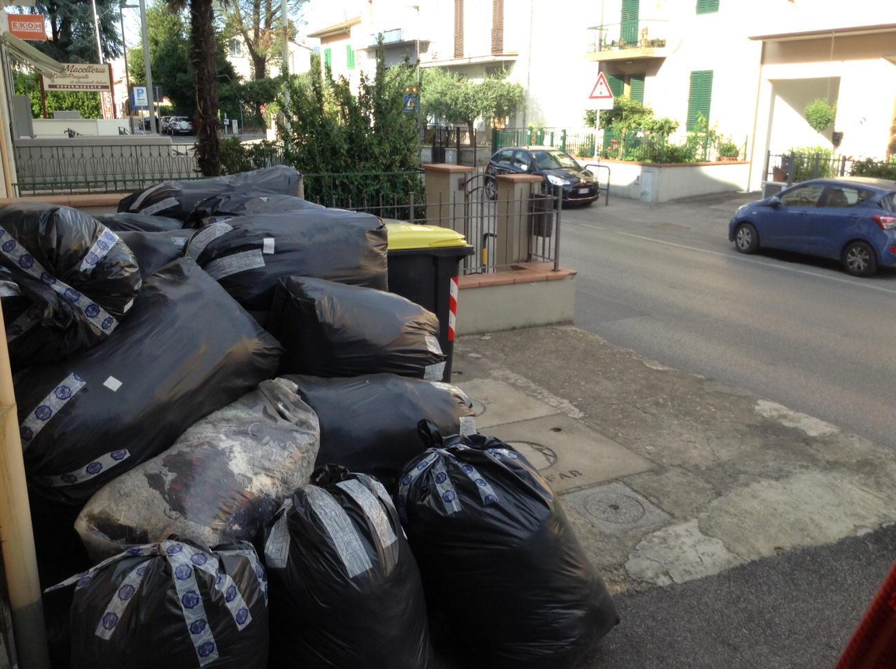 Scarti tessili di lavorazione fermi nel piazzale di una ditta (foto d'archivio)