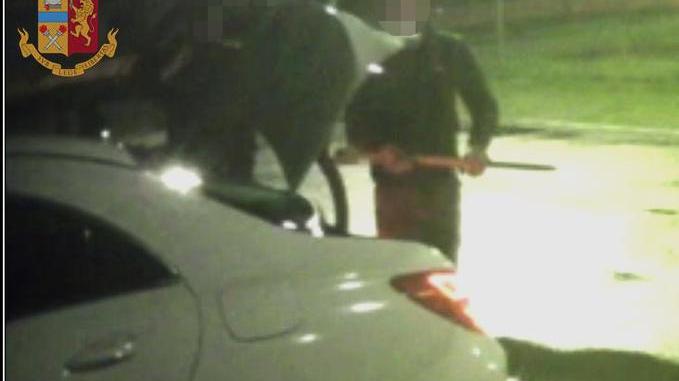 L’operaio fermato mentre ripone un arnese da scasso nel bagagliaio della Mercedes rubata