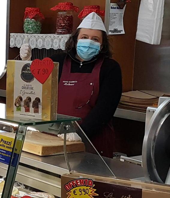 Guarisce e riapre il suo negozio fra le feste dei vicini 