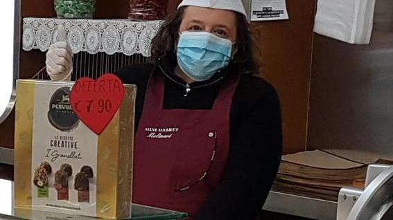 Guarisce e riapre il suo negozio fra le feste dei vicini